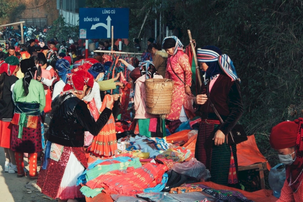 Meo Vac market has been crowded since early morning